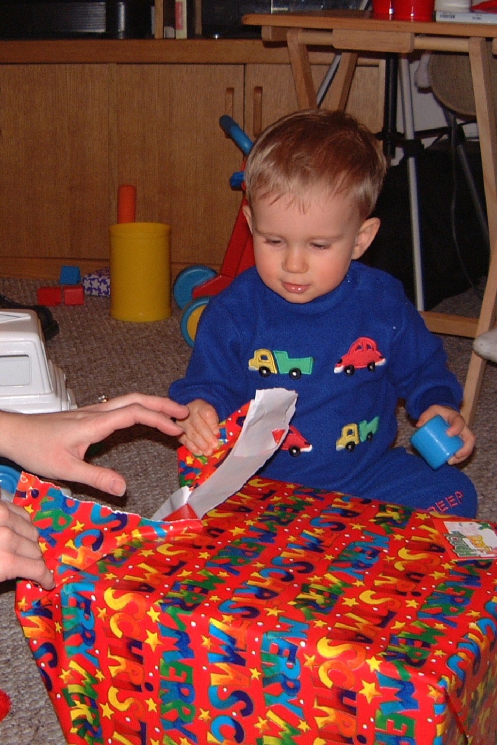Hildebrand Christmas ScreenSaver/1024x768_2000-12-21-12  Chance opens something.jpg